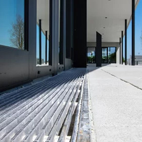 Stilvolle Fassaden-entwässerung aus Stahl