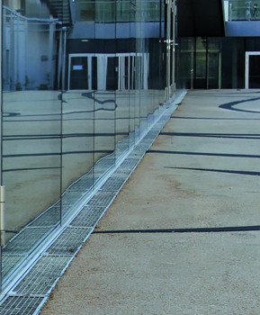 ACO Referenz HTL Spengergasse: Fassadenentwässerungsrinne E 100 K im Bereich der Glasfassade