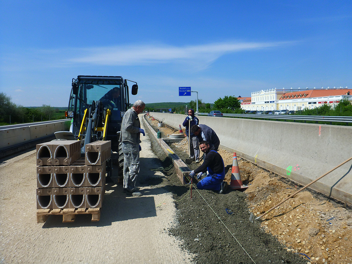 ACO Referenz Autobahn A4: Versetzen der Monoblock Rinnen